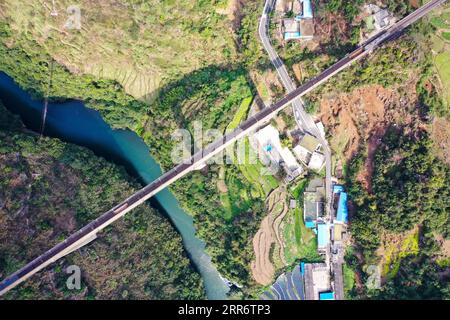 210228 -- BAISE, 28. Februar 2021 -- Luftbild zeigt einen Zug, der auf der Qingshui River Bridge der Xingyi Station entlang der Nanning-Kunming Railway fährt, 25. Februar 2021. CHINA-NANNING-KUNMING EISENBAHNLANDSCHAFT CN ZHANGXAILIN PUBLICATIONXNOTXINXCHN Stockfoto