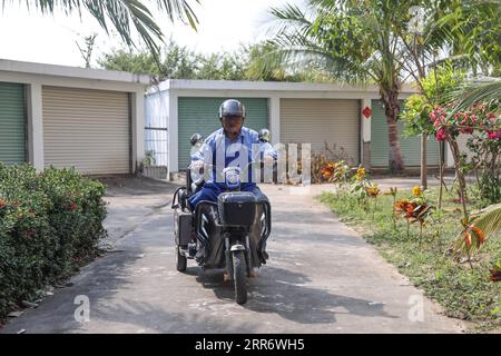 210302 -- SANYA, 2. März 2021 -- Zhao Guozhong fährt, um Baumwollpflanzen auf dem Feld an der Nanfan-Zuchtbasis in Sanya, Südchinesische Provinz Hainan, 28. Februar 2021 zu überprüfen. Zhao Guozhong, der 43 Frühlingsfeste in Nanfan als Experte für Baumwollzucht verbracht hat, begann jeden Morgen seiner Tage in Sanya, indem er auf das Feld stürzte, um Baumwollpflanzen zu bestäuben und ihr Wachstum unter der sengenden Sonne zu beobachten. Um den Baumwollzuchtprozess zu beschleunigen, reist Zhao zwischen Hainan und der Provinz Hebei in Nordchina hin und her, wo er im Oktober Baumwollproben in Hebei und erntet Stockfoto