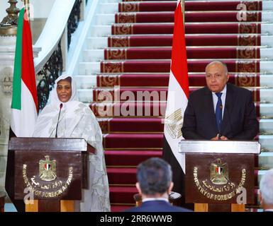 Nachrichten Themen der Woche KW09 Nachrichten Bilder des Tages 210302 -- KAIRO, 2. März 2021 -- der ägyptische Außenminister Sameh Shoukry R und sein sudanesischer Amtskollege Mariam al-Sadiq al-Mahdi nehmen nach ihrem Treffen in Kairo, Ägypten, am 2. März 2021 an einer Pressekonferenz Teil. Der ägyptische Außenminister Sameh Shoukry und sein sudanesischer Amtskollege Mariam al-Sadiq al-Mahdi betonten am Dienstag, dass Äthiopiens mögliche einseitige Befüllung des Nildamms in der zweiten Phase eine direkte Bedrohung für die Wassersicherheit Ägyptens und Sudans darstellen würde. EGYPT-CAIRO-SUDAN-FM-VISIT AhmedxGomaa PUBLICATIONxNOTxINxCHN Stockfoto