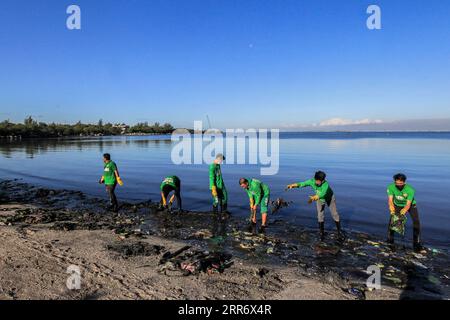 210303 -- LAS PINAS CITY, 3. März 2021 -- Mitglieder verschiedener Regierungs- und Privatorganisationen sammeln Müll entlang der Küste von Manila Bay, während sie an einer Küstenreinigung in Las Pinas City auf den Philippinen am 3. März 2021 teilnehmen. Die Küstenreinigung wurde organisiert, um den World Wildlife Day zu feiern und das Bewusstsein für den Schutz der Tiere auf der ganzen Welt zu schärfen. PHILIPPINEN-LAS PINAS-COASTAL CLEANUP ROUELLExUMALI PUBLICATIONxNOTxINxCHN Stockfoto