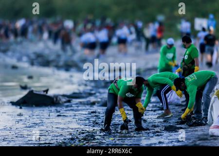 210303 -- LAS PINAS CITY, 3. März 2021 -- Mitglieder verschiedener Regierungs- und Privatorganisationen sammeln Müll entlang der Küste von Manila Bay, während sie an einer Küstenreinigung in Las Pinas City auf den Philippinen am 3. März 2021 teilnehmen. Die Küstenreinigung wurde organisiert, um den World Wildlife Day zu feiern und das Bewusstsein für den Schutz der Tiere auf der ganzen Welt zu schärfen. PHILIPPINEN-LAS PINAS-COASTAL CLEANUP ROUELLExUMALI PUBLICATIONxNOTxINxCHN Stockfoto