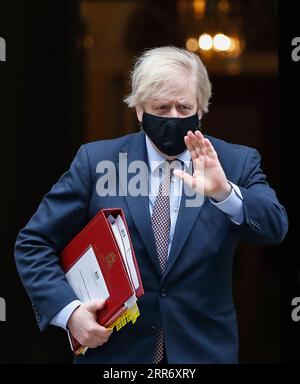 210304 -- LONDON, 4. März 2021 -- der britische Premierminister Boris Johnson verlässt die Downing Street am 3. März 2021 dem britischen Unterhaus in London. Der britische Finanzminister Rishi Sunak kündigte am Mittwoch im Haushaltsplan 2021 einen drei-Punkte-Plan an, um Arbeitsplätze und Unternehmen im Zusammenhang mit der COVID-19-Pandemie zu unterstützen und gleichzeitig den Weg für eine Erholung der Wirtschaft zu ebnen. Der britische Premierminister Boris Johnson kündigte bereits einen vierphasigen Fahrplan an, um die derzeitige Coronavirus-Abriegelung zu erleichtern. GROSSBRITANNIEN-LONDON-UK GOVERNMENT-BUDGET 2021 HanxYan PUBLICATIONxNOTxINxCHN Stockfoto