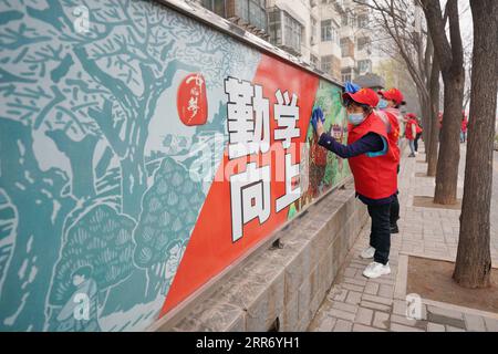 210305 -- XINGTAI, 5. März 2021 -- Freiwillige reinigen die Straßenränder im Bezirk Xindu, Stadt Xingtai, nordchinesische Provinz Hebei, 5. März 2021. Freiwillige im ganzen Land führten am Lei Feng Day, der jedes Jahr am 5. März stattfindet, eine Vielzahl von Aktivitäten durch, um anderen zu helfen, in Erinnerung an den Soldaten, der für seine Großzügigkeit und seine altruistischen Taten bekannt ist. CHINA-LEI FENG TAGESFREIWILLIGER CN MUXYU PUBLICATIONXNOTXINXCHN Stockfoto