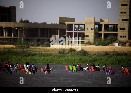 210305 -- KHARTUM, 5. März 2021 -- Menschen genießen ihr Wochenende im Wasser des Blauen Nils in Khartum, Sudan, 5. März 2021. Foto von /Xinhua SUDAN-KHARTUM-DAILY LIFE-WEEKEND MohamedxKhidir PUBLICATIONxNOTxINxCHN Stockfoto