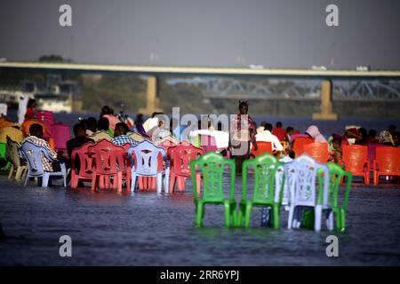 210305 -- KHARTUM, 5. März 2021 -- Menschen genießen ihr Wochenende im Wasser des Blauen Nils in Khartum, Sudan, 5. März 2021. Foto von /Xinhua SUDAN-KHARTUM-DAILY LIFE-WEEKEND MohamedxKhidir PUBLICATIONxNOTxINxCHN Stockfoto