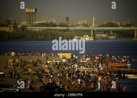 210305 -- KHARTUM, 5. März 2021 -- Menschen genießen ihr Wochenende im Wasser und am Strand des Blauen Nils in Khartum, Sudan, 5. März 2021. Foto von /Xinhua SUDAN-KHARTUM-DAILY LIFE-WEEKEND MohamedxKhidir PUBLICATIONxNOTxINxCHN Stockfoto