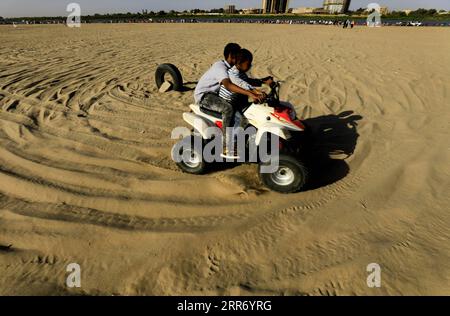 210305 -- KHARTUM, 5. März 2021 -- die Leute genießen das Motorradfahren am Strand des Blauen Nils am Wochenende in Khartum, Sudan, 5. März 2021. Foto von /Xinhua SUDAN-KHARTUM-DAILY LIFE-WEEKEND MohamedxKhidir PUBLICATIONxNOTxINxCHN Stockfoto