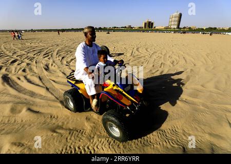 210305 -- KHARTUM, 5. März 2021 -- die Leute genießen das Motorradfahren am Strand des Blauen Nils am Wochenende in Khartum, Sudan, 5. März 2021. Foto von /Xinhua SUDAN-KHARTUM-DAILY LIFE-WEEKEND MohamedxKhidir PUBLICATIONxNOTxINxCHN Stockfoto