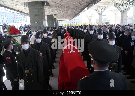 210305 -- ANKARA, 5. März 2021 -- Menschen besuchen eine Beerdigung zum Gedenken an türkische Soldaten, die am Tag zuvor bei einem Flugzeugabsturz in Ankara, Türkei, am 5. März 2021 getötet wurden. Der türkische Verteidigungsminister Hulusi Akar sagte am Freitag, dass der Absturz des Militärhubschraubers, bei dem 11 Soldaten getötet wurden, durch widrige Wetterbedingungen verursacht worden sein könnte. Ein Cougar-Hubschrauber stürzte am Donnerstag in der östlichen Stadt Tatvan in der Provinz Bitlis ab, sagte das verteidigungsministerium, der Kontakt mit dem Hubschrauber sei in Bitlis 30 Minuten nach dem Start aus der östlichen Provinz Bingol verloren gegangen. TÜRKEI-ANKARA-MILITÄRHUBSCHRAUBER CRA Stockfoto