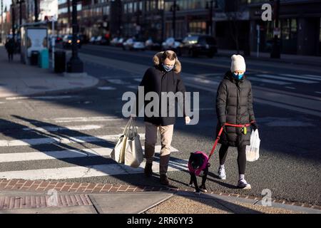 210306 -- WASHINGTON, 6. März 2021 -- Menschen mit Einkaufstaschen spazieren auf einer Straße in Washington, D.C., USA, 5. März 2021. Die Arbeitgeber in den USA haben im Februar 379.000 Arbeitsplätze hinzugefügt, wobei sich die Arbeitslosenquote bei 6,2 Prozent kaum verändert hat, berichtete das Labor Department am Freitag. Im Februar wurden die meisten Arbeitsplätze in Freizeit und Gastgewerbe gewonnen, mit kleineren Zuwächsen in den temporären Hilfsdiensten, Gesundheits- und Sozialhilfe, Einzelhandel und Fertigung, laut dem monatlichen Bericht, der vom Bureau of Labor Statistics der Abteilung veröffentlicht wurde. Foto: /Xinhua U.S.-WASHINGTON-UNEMPLOYMEN Stockfoto