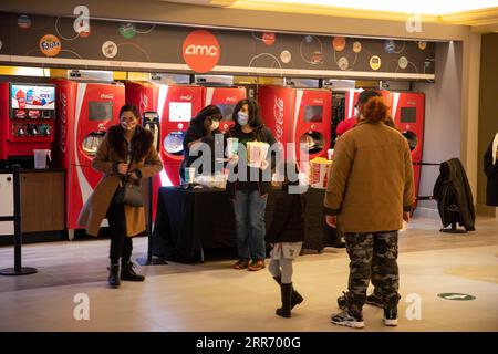 210306 -- NEW YORK, 6. März 2021 -- Leute kaufen Snacks in einem Kino in New York, USA, 5. März 2021. Einige Kinos in New York wurden am Freitag wieder eröffnet, nachdem alle Kinos in der Stadt am 17. März 2020 geschlossen wurden, zusammen mit Nachtclubs, kleinen Theatern und Konzerthäusern während des COVID-19-Ausbruchs. US-NEW YORK-KINO-WIEDERERÖFFNUNG MICHAELXNAGLE PUBLICATIONXNOTXINXCHN Stockfoto