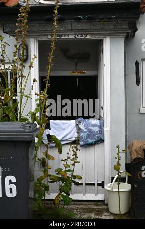 Strandhandtücher trocknen auf stabiler Tür, Aldeburch Stockfoto