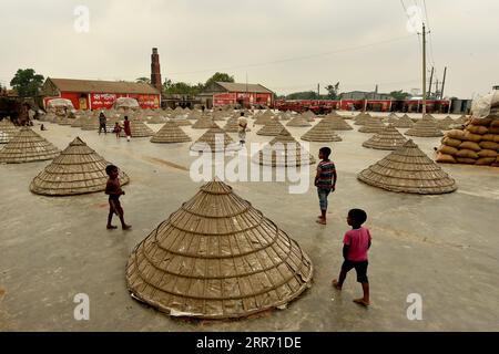 210308 -- BRAHMANBARIA, 8. März 2021 -- Foto aufgenommen am 7. März 2021 zeigt Häufungen von Reiskulturen, die mit Kegeln bedeckt sind, auf einem Hof einer Reismühle in Brahmanbaria, 109 Kilometer nordöstlich der Hauptstadt Dhaka, Bangladesch. BANGLADESCH-BRAHMANBARIA-REIS-MÜHLENARBEITER Salim PUBLICATIONxNOTxINxCHN Stockfoto