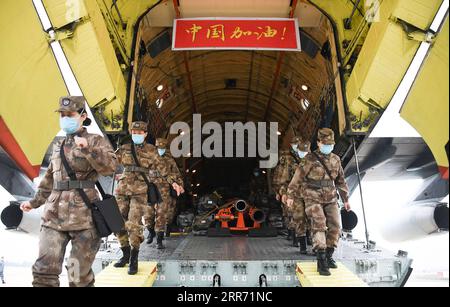 210308 -- PEKING, 8. März 2021 -- militärisches medizinisches Personal, das von acht großen Transportflugzeugen der Luftwaffe der Volksbefreiungsarmee PLA abgefeuert wurde, kommt am Flughafen Tianhe an, um den Coronavirus-Kampf in Wuhan, der zentralchinesischen Provinz Hubei, am 2. Februar 2020 zu unterstützen. Xinhua Schlagzeilen-Explainer: Ist China erhöht militärische Ausgaben ChengxMin PUBLICATIONxNOTxINxCHN Stockfoto