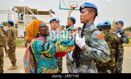 210308 -- PEKING, 8. März 2021 -- Anita Kiki Gebe, stellvertretende gemeinsame Sonderbeauftragte der Mission der Vereinten Nationen und der Afrikanischen Union in Darfur UNAMID, vergibt eine UN-Friedensmedaille an einen Soldaten der 2. China Medium Utility Helicopter Unit CMUHU02 in El-Fashir, Sudan, 17. Juli 2019. Schlagzeilen-Explainer: Nimmt China seine Militärausgaben in die Höhe? Xinhua PUBLICATIONxNOTxINxCHN Stockfoto