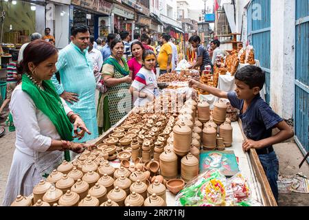 Vrindavan, Uttar Pradesh, 18. Oktober 2019: Ein Junge, der vor dem Diwali-Festival auf einer belebten Straße von Vrindavan Ton- oder Erdprodukte verkauft. Stockfoto