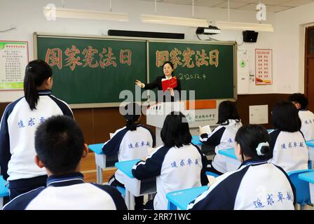 210308 -- PEKING, 8. März 2021 -- der stellvertretende Staatsanwalt Liu Xuemin hält einen Vortrag über die Verfassung an die Schüler der Hengshui High School in Hengshui, nordchinesische Provinz Hebei, 4. Dezember 2020. Xinhua-Schlagzeilen: Ein Blick auf Chinas Demokratie, Rechtsstaatlichkeit bei zwei Sitzungen WangxMin PUBLICATIONxNOTxINxCHN Stockfoto