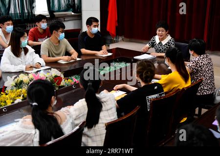 210308 -- PEKING, 8. März 2021 -- Gao Mingqin, ein Abgeordneter des 13. Nationalen Volkskongresses NPC, veröffentlicht das Bürgerliche Gesetzbuch für Lehrer und Studenten an der Weifang Universität in Weifang, Ostchinesische Provinz Shandong, 16. Juni 2020. Xinhua-Schlagzeilen: Ein Blick auf Chinas Demokratie, Rechtsstaatlichkeit auf zwei Sitzungen GuoxXulei PUBLICATIONxNOTxINxCHN Stockfoto