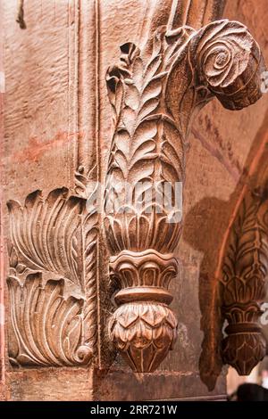 Vrindavan, Uttar Pradesh, 19. Oktober 2019: Detailabschnitt einer geschwungenen Steinsäule im berühmten Banke Bihari Tempel von Vrindavan. Stockfoto