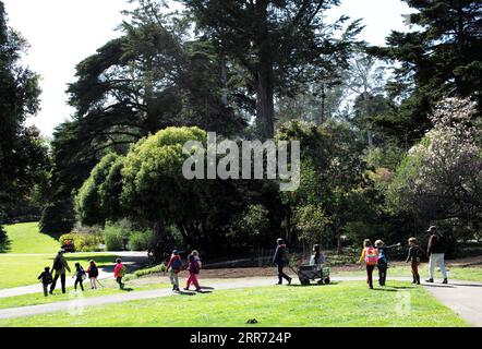 210309 -- SAN FRANCISCO, 9. März 2021 -- Touristen besuchen den San Francisco Botanical Garden in San Francisco, Kalifornien, USA, 8. März 2021. Ab dem 2. März hat San Francisco die Kriterien auf der Grundlage seiner COVID-19-Fälle, Krankenhausaufenthalte und anderer Gesundheitskennzahlen erfüllt, um von der lila-Stufe zur weniger restriktiven roten Stufe im staatlichen Blueprint für eine sicherere Wirtschaft voranzukommen. Diese Aktion ermöglicht es San Francisco, einige Indoor-Aktivitäten wie Restaurants, Museen, Kinos und Fitness auf begrenzter Basis wieder zu eröffnen und zu erweitern. U.S.-SAN FRANCISCO-BOTANICAL GARDEN WUXXIAOLING PUBLIKATION Stockfoto