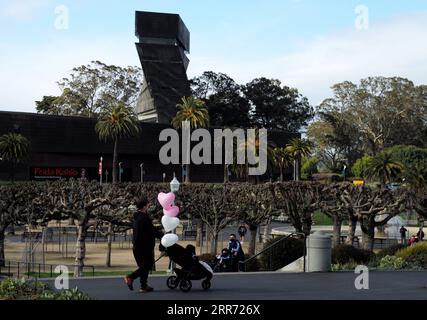 210309 -- SAN FRANCISCO, 9. März 2021 -- People Walk in the Golden Gate Park in San Francisco, Kalifornien, USA, 8. März 2021. Ab dem 2. März hat San Francisco die Kriterien auf der Grundlage seiner COVID-19-Fälle, Krankenhausaufenthalte und anderer Gesundheitskennzahlen erfüllt, um von der lila-Stufe zur weniger restriktiven roten Stufe im staatlichen Blueprint für eine sicherere Wirtschaft voranzukommen. Diese Aktion ermöglicht es San Francisco, einige Indoor-Aktivitäten wie Restaurants, Museen, Kinos und Fitness auf begrenzter Basis wieder zu eröffnen und zu erweitern. U.S.-SAN FRANCISCO-GOLDEN GATE PARK WUXXIAOLING PUBLICATIONXNOTXINXCHN Stockfoto