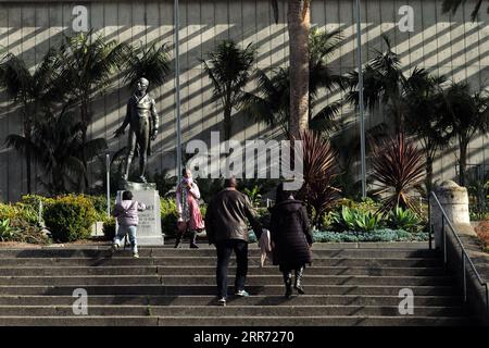 210309 -- SAN FRANCISCO, 9. März 2021 -- People Walk in the Golden Gate Park in San Francisco, Kalifornien, USA, 8. März 2021. Ab dem 2. März hat San Francisco die Kriterien auf der Grundlage seiner COVID-19-Fälle, Krankenhausaufenthalte und anderer Gesundheitskennzahlen erfüllt, um von der lila-Stufe zur weniger restriktiven roten Stufe im staatlichen Blueprint für eine sicherere Wirtschaft voranzukommen. Diese Aktion ermöglicht es San Francisco, einige Indoor-Aktivitäten wie Restaurants, Museen, Kinos und Fitness auf begrenzter Basis wieder zu eröffnen und zu erweitern. U.S.-SAN FRANCISCO-GOLDEN GATE PARK WUXXIAOLING PUBLICATIONXNOTXINXCHN Stockfoto