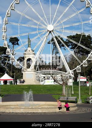 210309 -- SAN FRANCISCO, 9. März 2021 -- Kinder spielen im Golden Gate Park in San Francisco, Kalifornien, USA, 8. März 2021. Ab dem 2. März hat San Francisco die Kriterien auf der Grundlage seiner COVID-19-Fälle, Krankenhausaufenthalte und anderer Gesundheitskennzahlen erfüllt, um von der lila-Stufe zur weniger restriktiven roten Stufe im staatlichen Blueprint für eine sicherere Wirtschaft voranzukommen. Diese Aktion ermöglicht es San Francisco, einige Indoor-Aktivitäten wie Restaurants, Museen, Kinos und Fitness auf begrenzter Basis wieder zu eröffnen und zu erweitern. U.S.-SAN FRANCISCO-GOLDEN GATE PARK WUXXIAOLING PUBLICATIONXNOTXINXCHN Stockfoto