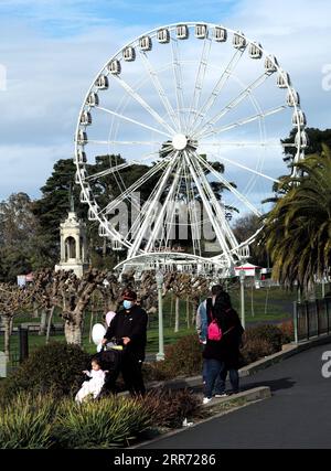 210309 -- SAN FRANCISCO, 9. März 2021 -- People Walk in the Golden Gate Park in San Francisco, Kalifornien, USA, 8. März 2021. Ab dem 2. März hat San Francisco die Kriterien auf der Grundlage seiner COVID-19-Fälle, Krankenhausaufenthalte und anderer Gesundheitskennzahlen erfüllt, um von der lila-Stufe zur weniger restriktiven roten Stufe im staatlichen Blueprint für eine sicherere Wirtschaft voranzukommen. Diese Aktion ermöglicht es San Francisco, einige Indoor-Aktivitäten wie Restaurants, Museen, Kinos und Fitness auf begrenzter Basis wieder zu eröffnen und zu erweitern. U.S.-SAN FRANCISCO-GOLDEN GATE PARK WUXXIAOLING PUBLICATIONXNOTXINXCHN Stockfoto