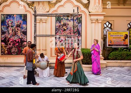 Vrindavan, Uttar Pradesh, 19. Oktober 2019: In der Abendzeit singen, singen und tanzen Menschen im Namen Lord Krishna in Sri Krishna-Balaram Stockfoto