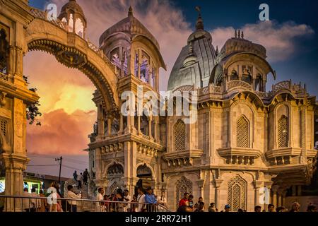 Vrindavan, Uttar Pradesh, 19. Oktober 2019: Am Abend Streifen und genießen Menschen vor dem Haupteingangstor von Sri Krishna-Balaram Ma Stockfoto