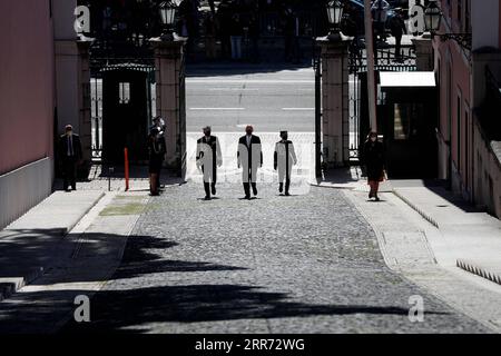 210309 -- LISSABON, 9. März 2021 -- der wiedergewählte portugiesische Präsident Marcelo Rebelo de Sousa C spaziert nach der Vereidigung in Lissabon, Portugal, am 9. März 2021 auf dem Belem-Palast, seinem offiziellen Wohnsitz. Der portugiesische Präsident Marcelo Rebelo de Sousa wurde am Dienstag für seine zweite Amtszeit als Staatsoberhaupt eingeweiht und versprach eine gute Verwendung der europäischen Mittel und eine gute Verwaltung der Finanzmittel, um dem Land bei der Erholung nach der Pandemie zu helfen. Foto: /Xinhua PORTUGAL-LISSABON-PRÄSIDENT-EINWEIHUNG-2. AMTSZEIT PetroxFiuza PUBLICATIONxNOTxINxCHN Stockfoto