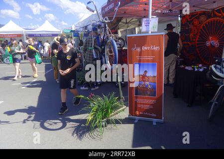 Leute am Rare Bikes Stand auf der Trash and Treasure Fair, Buyback Shop, Cairns Waste Transfer Facility, Queensland, Australien. Kein MR oder PR Stockfoto