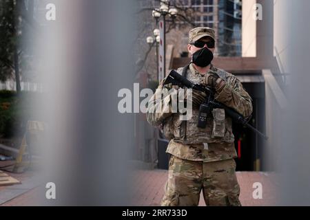 USA, Prozess nach Tod von George Floyd in Minneapolis 210310 -- WASHINGTON, 10. März 2021 -- Ein Mitglied der Minnesota National Guard steht Wache vor dem Hennepin County Gericht in Minneapolis, Minnesota, USA, 9. März 2021. Die Jury-Auswahl im Prozess gegen den ehemaligen Polizeibeamten Derek Chauvin aus Minneapolis begann am Dienstag wegen des Todes des afroamerikanischen George Floyd, der im vergangenen Jahr landesweite Proteste und Aufstände für die Rassenjustiz auslöste. Foto von /Xinhua U.S.-MINNEAPOLIS-GEORGE FLOYD-DEREK CHAUVIN-JURY-AUSWAHL BenxBrewer PUBLICATIONxNOTxINxCHN Stockfoto