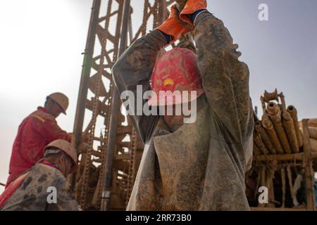 210310 --ÜRÜMQI, 10. März 2021 -- Arbeiter des geophysikalischen Vermessungsteams arbeiten in der Taklimakan-Wüste, Nordwestchinas Autonome Region Xinjiang Uygur, 24. Februar 2021. Die Taklimakan-Wüste im Tarimbecken der Autonomen Region Xinjiang Uygur im Nordwesten Chinas ist eine große petroreiche Region in China und eine der am schwierigsten zu erkundenden Regionen aufgrund ihrer rauen Bodenumgebung und komplizierten Untergrundbedingungen. Um die Öl- und Gasressourcen zu erforschen, sind mehrere Prozesse erforderlich, einschließlich der Durchführung geophysikalischer Vermessungen, um seismische Daten zu sammeln, um eine solide Grundlage für Pelze zu schaffen Stockfoto