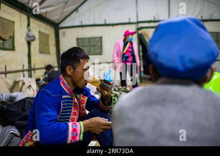 210310 --ÜRÜMQI, 10. März 2021 -- Arbeiter des geophysikalischen Vermessungsteams werden in ihrem Lager in der Taklimakan-Wüste, Nordwestchinas autonome Region Xinjiang Uygur, 23. Februar 2021 gesehen. Die Taklimakan-Wüste im Tarimbecken der Autonomen Region Xinjiang Uygur im Nordwesten Chinas ist eine große petroreiche Region in China und eine der am schwierigsten zu erkundenden Regionen aufgrund ihrer rauen Bodenumgebung und komplizierten Untergrundbedingungen. Um die Öl- und Gasressourcen zu erforschen, sind mehrere Prozesse erforderlich, einschließlich der Durchführung geophysikalischer Vermessungen, um seismische Daten zu sammeln, um einen Festkörper zu legen Stockfoto