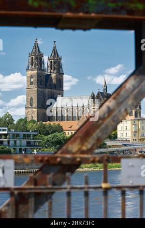 Blick durch die Stahlkonstruktion der Liftbrücke zum Magdeburger Dom am Elbufer in Magdeburg Stockfoto