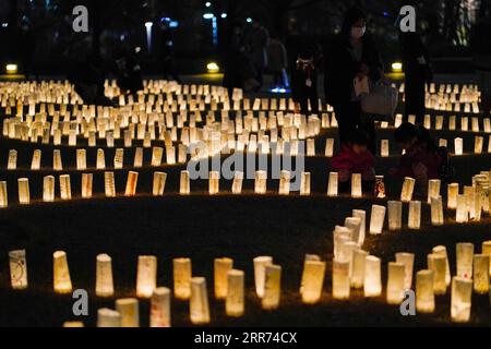 210311 -- TOKIO, 11. März 2021 -- die Menschen sehen Papierlaternen mit Eulogen, um an die Opfer des großen Erdbebens und Tsunamis in Japan am 11. März 2021 zu erinnern. Foto von /Xinhua JAPAN-BAKE-TSUNAMI-JUBILÄUM ChristopherxJue PUBLICATIONxNOTxINxCHN Stockfoto