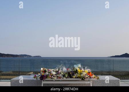 210311 -- TOKIO, 11. März 2021 -- Blumen werden zum Gedenken an die Opfer des großen Erdbeben- und Tsunamis in Rikuzentakata, Präfektur Iwate, Japan, 11. März 2021 gesehen. JAPAN-BEBEN-TSUNAMI-JUBILÄUM GangxYe PUBLICATIONxNOTxINxCHN Stockfoto