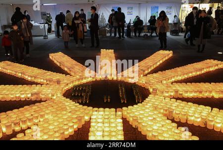 210311 -- TOKIO, 11. März 2021 -- die Menschen sehen Papierlaternen mit Eulogen, um an die Opfer des großen Erdbebens und Tsunamis in Japan am 11. März 2021 zu erinnern. JAPAN-BEBEN-TSUNAMI-JUBILÄUM DuxXiaoyi PUBLICATIONxNOTxINxCHN Stockfoto