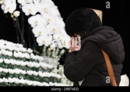 210311 -- TOKIO, 11. März 2021 -- Eine Frau trauert um die Opfer des großen Erdbeben- und Tsunamis in Fukushima, Japan, 11. März 2021. JAPAN-BEBEN-TSUNAMI-JUBILÄUM DuxXiaoyi PUBLICATIONxNOTxINxCHN Stockfoto