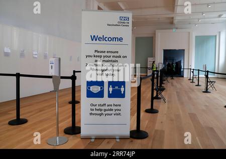 210312 -- LONDON, 12. März 2021 -- Foto vom 11. März 2021 zeigt ein Schild in einem NHS COVID-19 Impf Centre im Science Museum in London, Großbritannien. Laut NHS National Health Service haben Impfzentren im Westminster Abbey and Science Museum eröffnet. GROSSBRITANNIEN-LONDON-COVID-19-IMPFZENTREN HanxYan PUBLICATIONxNOTxINxCHN Stockfoto