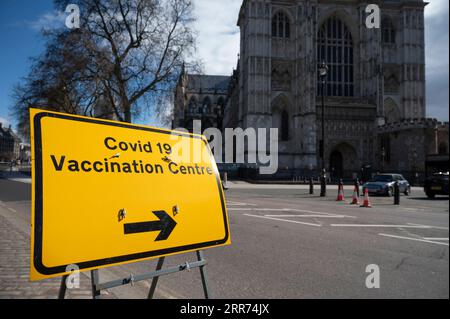 210312 -- LONDON, 12. März 2021 -- Foto vom 11. März 2021 zeigt ein Schild vor dem COVID-19-Impfzentrum in Westminster Abbey in London, Großbritannien. Laut NHS National Health Service haben Impfzentren im Westminster Abbey and Science Museum eröffnet. Foto von /Xinhua BRITAIN-LONDON-COVID-19-IMPFZENTREN RayxTang PUBLICATIONxNOTxINxCHN Stockfoto