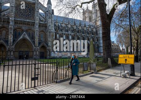 210312 -- LONDON, 12. März 2021 -- Foto vom 11. März 2021 zeigt eine Frau, die am COVID-19-Impfzentrum in Westminster Abbey in London vorbeiläuft. Laut NHS National Health Service haben Impfzentren im Westminster Abbey and Science Museum eröffnet. Foto von /Xinhua BRITAIN-LONDON-COVID-19-IMPFZENTREN RayxTang PUBLICATIONxNOTxINxCHN Stockfoto