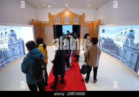 210312 -- SHANGHAI, 12. März 2021 -- Besucher sehen sich ein Video an, das die Geschichte des Schlosses Versailles während einer Ausstellung in Shanghai, Ostchina, 12. März 2021 einführt. Im Xintiandi Commercial Complex in Shanghai findet eine China-Wanderausstellung des Palastes Versailles statt, in der digitale Technologien und interaktive Aktivitäten den Menschen das einzigartige Erlebnis eines Besuchs des Palastes bieten. CHINA-SHANGHAI-PALACE OF VERSAILLES-ART SHOW CN FANGXZHE PUBLICATIONXNOTXINXCHN Stockfoto