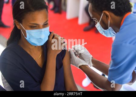 210313 -- ADDIS ABEBA, 13. März 2021 -- Eine Frau erhält am 13. März 2021 in Addis Abeba, Äthiopien, den COVID-19-Impfstoff. Der äthiopische Gesundheitsminister Dereje Duguma teilte am Samstag mit, dass das ostafrikanische Land plant, bis März 2022 20 Prozent seiner Bevölkerung mit COVID-19-Impfstoffen zu versorgen. Duguma gab den Plan während einer Zeremonie in Addis Abeba bekannt, um offiziell COVID-19-Impfstoffjabs im Land zu starten. ÄTHIOPIEN-ADDIS ABEBA-COVID-19 IMPFSTART MICHAELXTEWELDE PUBLICATIONXNOTXINXCHN Stockfoto