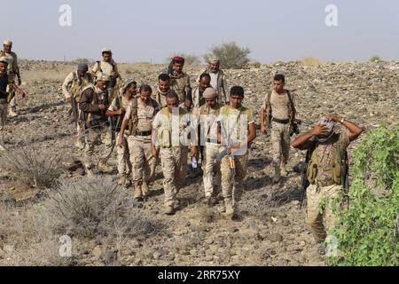 210314 -- HAJJAH, 14. März 2021 -- Soldaten der jemenitischen Regierung marschieren am 12. März 2021 vor, als sie eine Offensive gegen die Huthi-Rebellen im Bezirk Abs, Provinz Hajjah, im Jemen starten. Die jemenitische Armee, unterstützt von den von Saudi-Arabien geführten Koalitionstruppen, hat eine großangelegte Offensive in der Frontlinie des Bezirks Abs, südwestlich der nördlichen Provinz Hajjah, gegen die Huthi-Rebellen begonnen. Foto von /Xinhua JEMEN-HAJJAH-MILITÄROPERATIONEN MohammedxAl-Wafi PUBLICATIONxNOTxINxCHN Stockfoto