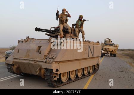 210314 -- HAJJAH, 14. März 2021 -- Soldaten der jemenitischen Regierung sitzen auf einem gepanzerten Fahrzeug, während sie am 12. März 2021 eine Offensive gegen die Huthi-Rebellen im Bezirk Abs, Provinz Hajjah, Jemen starten. Die jemenitische Armee, unterstützt von den von Saudi-Arabien geführten Koalitionstruppen, hat eine großangelegte Offensive in der Frontlinie des Bezirks Abs, südwestlich der nördlichen Provinz Hajjah, gegen die Huthi-Rebellen begonnen. Foto von /Xinhua JEMEN-HAJJAH-MILITÄROPERATIONEN MohammedxAl-Wafi PUBLICATIONxNOTxINxCHN Stockfoto