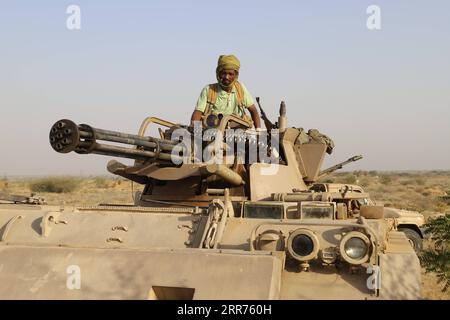 210314 -- HAJJAH, 14. März 2021 -- Ein Soldat der jemenitischen Regierung sitzt auf einem gepanzerten Fahrzeug, als die Armee am 12. März 2021 eine Offensive gegen die Huthi-Rebellen im Bezirk Abs, Provinz Hajjah, Jemen startet. Die jemenitische Armee, unterstützt von den von Saudi-Arabien geführten Koalitionstruppen, hat eine großangelegte Offensive in der Frontlinie des Bezirks Abs, südwestlich der nördlichen Provinz Hajjah, gegen die Huthi-Rebellen begonnen. Foto von /Xinhua JEMEN-HAJJAH-MILITÄROPERATIONEN MohammedxAl-Wafi PUBLICATIONxNOTxINxCHN Stockfoto