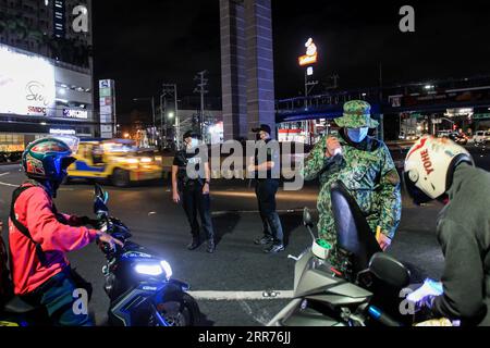 210316 -- MANILA, 16. März 2021 -- Polizeibeamte richteten am 15. März 2021 in Manila, Philippinen, eine Kontrollstelle für vorbeifahrende Autofahrer ein. Metro Manila, die Heimat von etwa 13 Millionen Menschen, begann am Montag erneut strenge Quarantänemaßnahmen zu verhängen, um den jüngsten Anstieg von Coronavirus-Infektionen einzudämmen. Das Gesundheitsministerium der Philippinen berichtete am Montag, dass 5.404 neue Coronavirus-COVID-19-Infektionen, die höchste tägliche Zahl seit sieben Monaten, die Gesamtzahl der bestätigten Fälle im Land auf 626.893. PHILIP Stockfoto