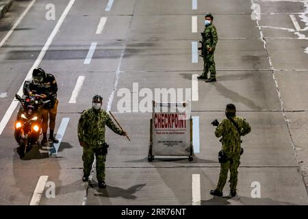 210316 -- MANILA, 16. März 2021 -- Polizeibeamte richteten am 15. März 2021 in Manila, Philippinen, eine Kontrollstelle für vorbeifahrende Autofahrer ein. Metro Manila, die Heimat von etwa 13 Millionen Menschen, begann am Montag erneut strenge Quarantänemaßnahmen zu verhängen, um den jüngsten Anstieg von Coronavirus-Infektionen einzudämmen. Das Gesundheitsministerium der Philippinen berichtete am Montag, dass 5.404 neue Coronavirus-COVID-19-Infektionen, die höchste tägliche Zahl seit sieben Monaten, die Gesamtzahl der bestätigten Fälle im Land auf 626.893. PHILIP Stockfoto